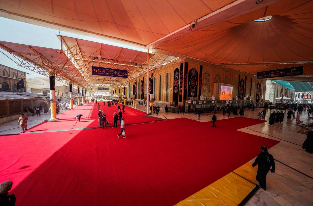 أكثر من 25 ألف متر مربع .. فرش محيط الصحن العلويّ المطهّر بـ (الكاربت الأحمر) خدمةً للمواكب الحسينيّة 