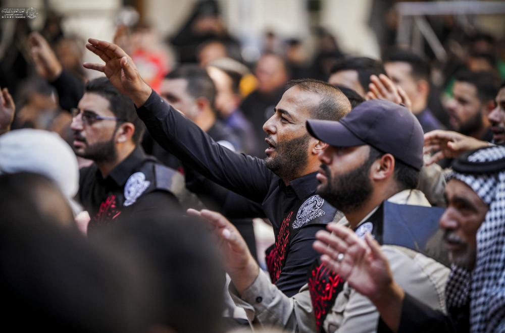 موكب خدم العتبة العلوية المقدسة يحيي استشهاد الإمام زين العابدين (عليه السلام) في الصحن الحيدري الشريف