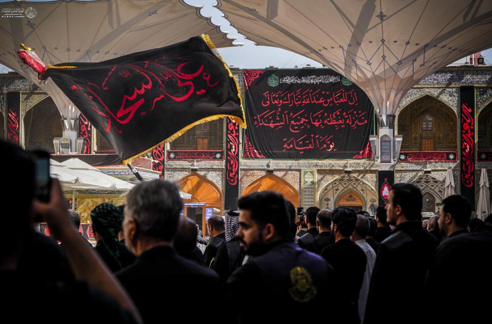 موكب خدم العتبة العلوية المقدسة يحيي استشهاد الإمام زين العابدين (عليه السلام) في الصحن الحيدري الشريف