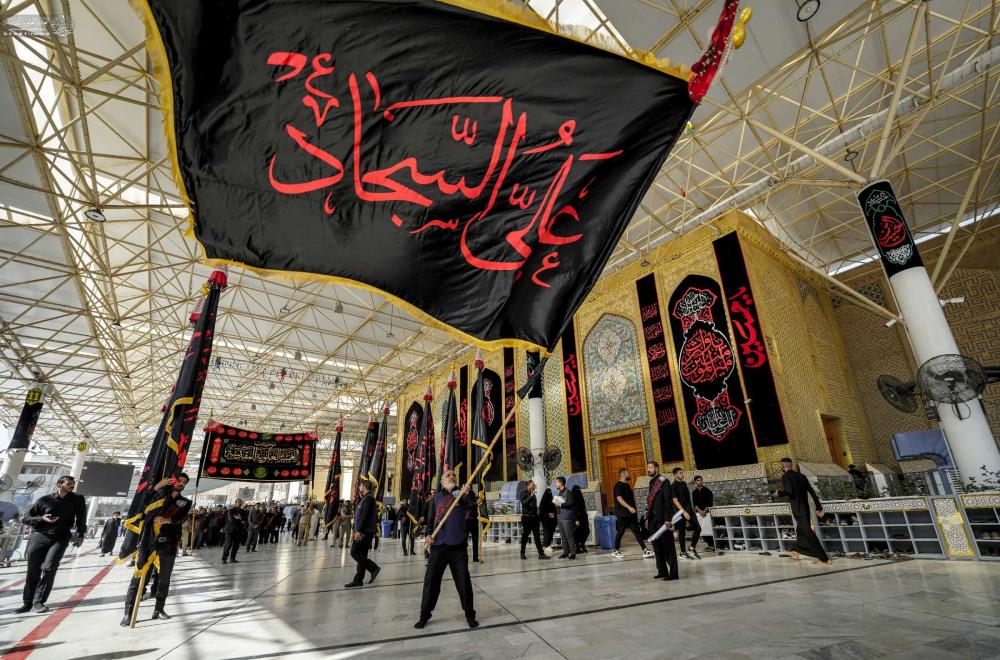 موكب خدم العتبة العلوية المقدسة يحيي استشهاد الإمام زين العابدين (عليه السلام) في الصحن الحيدري الشريف