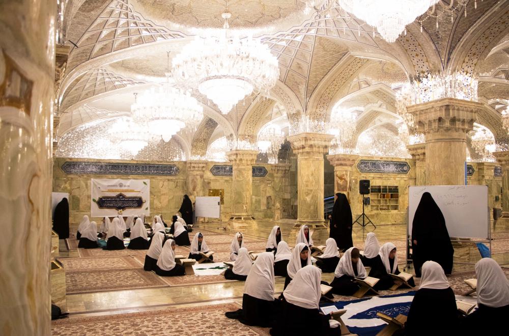 خدمةً لطالبات المدارس والجامعات .. العتبة العلويّة المقدَّسة تُقيم دورة قرآنيّة بمشاركة (150) طالبة 