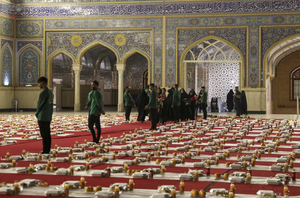 أكثر من 4000 وجبة طعام .. العتبة العلوية المقدسة تُقيم مأدبة طعام كبرى للزائرين في ليلة رحيل النبي الأكرم (ص)
