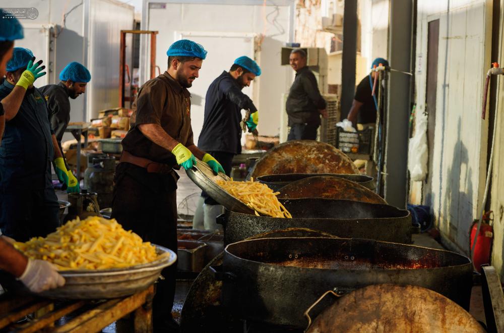 موكب العتبة العلوية يباشر بتقديم خدماته لزائري مرقد الإمامين العسكريين (عليهما السلام) 