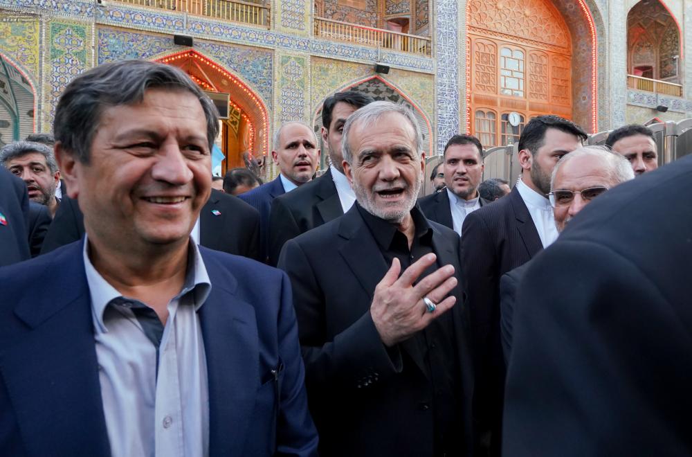 الرئيس الإيراني السيّد مسعود بزشكيان يتشرّف بزيارة مرقد الإمام أمير المؤمنين (عليه السلام).