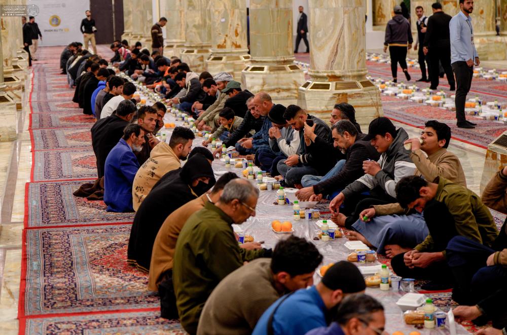 من بركات المولى أمير المؤمنين(ع) .. مأدبة إفطار جماعية لآلاف الصائمين في صحن السيدة فاطمة (ع)