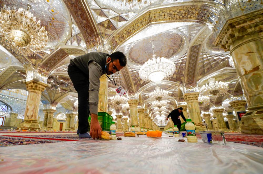 من بركات المولى أمير المؤمنين(ع) .. مأدبة إفطار جماعية لآلاف الصائمين في صحن السيدة فاطمة (ع)