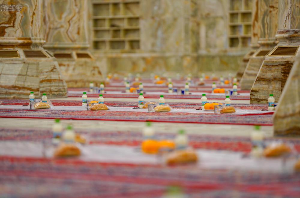 من بركات المولى أمير المؤمنين(ع) .. مأدبة إفطار جماعية لآلاف الصائمين في صحن السيدة فاطمة (ع)