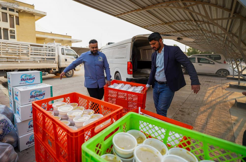 ضمن البرنامج الرمضاني .. مضيف الزائرين يُقدِّم مئات الوجبات لطلبة الأقسام الداخلية بجامعة الكوفة
