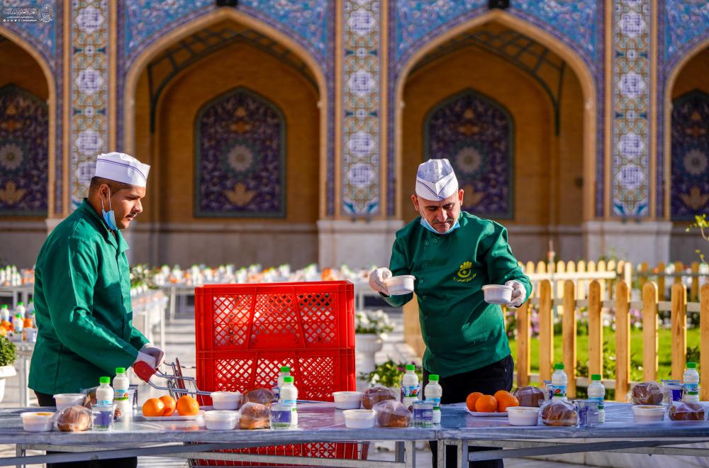 مأدبة إفطار في ليلة القدر الثالثة .. مضيف الزائرين يُقدِّم 90 ألف وجبة إفطار في شهر رمضان  