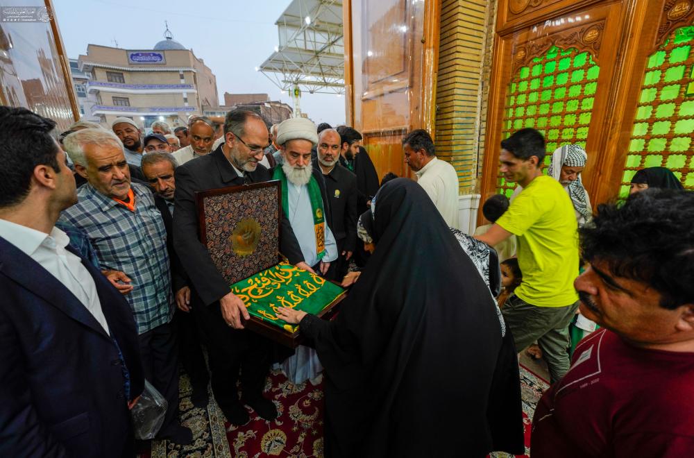 بأجواء ولائية و احتفاء رسمي .. الأمانة العامّة للعتبة العلويّة المقدّسة تستقبل راية الإمام الرضا (ع)