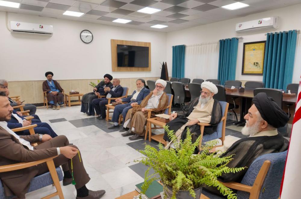 تمهيدًا لرفعها في يوم الغدير الأغر .. وصول  راية الغدير إلى مسجد جمكران في مدينة قم المقدسة