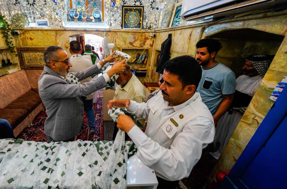 بمناسبة عيد الغدير  الأغرّ .. العتبة العلويّة المقدّسة توزّع 75  ألف هدية للزائرين احتفاءً بهذه المناسبة المباركة 