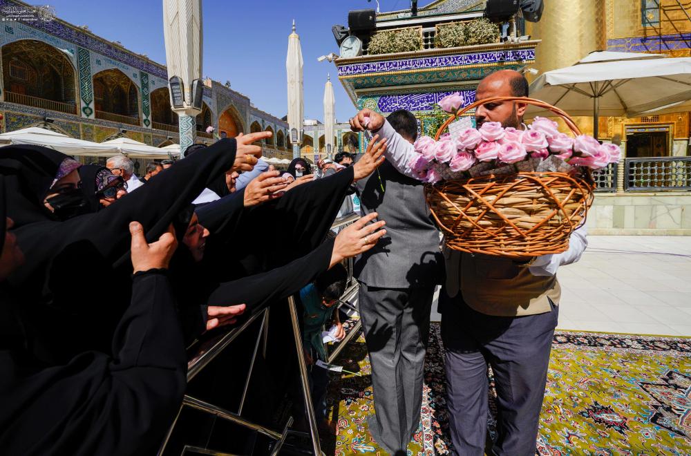 خَدَمُ العتبة العلويّة المقدّسة يُجدّدون الولاء أمام سيّد بيعة الغدير الأغرّ (ع) داخل الصحن الشريف