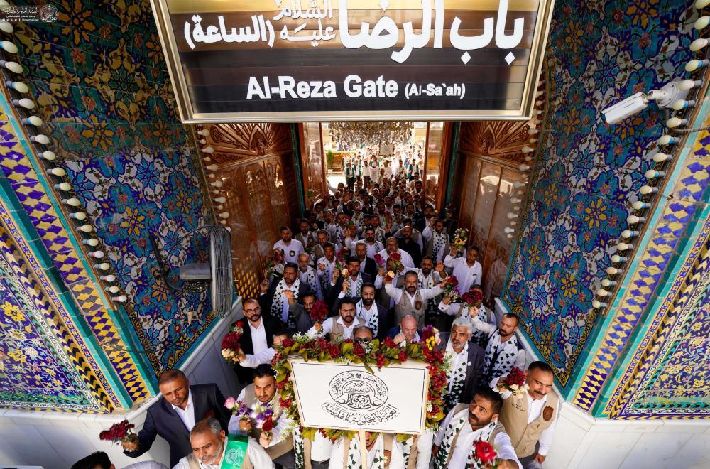 خَدَمُ العتبة العلويّة المقدّسة يُجدّدون الولاء أمام سيّد بيعة الغدير الأغرّ (ع) داخل الصحن الشريف