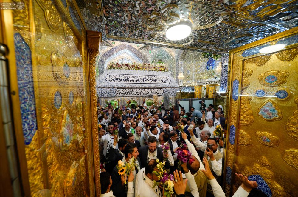 خَدَمُ العتبة العلويّة المقدّسة يُجدّدون الولاء أمام سيّد بيعة الغدير الأغرّ (ع) داخل الصحن الشريف