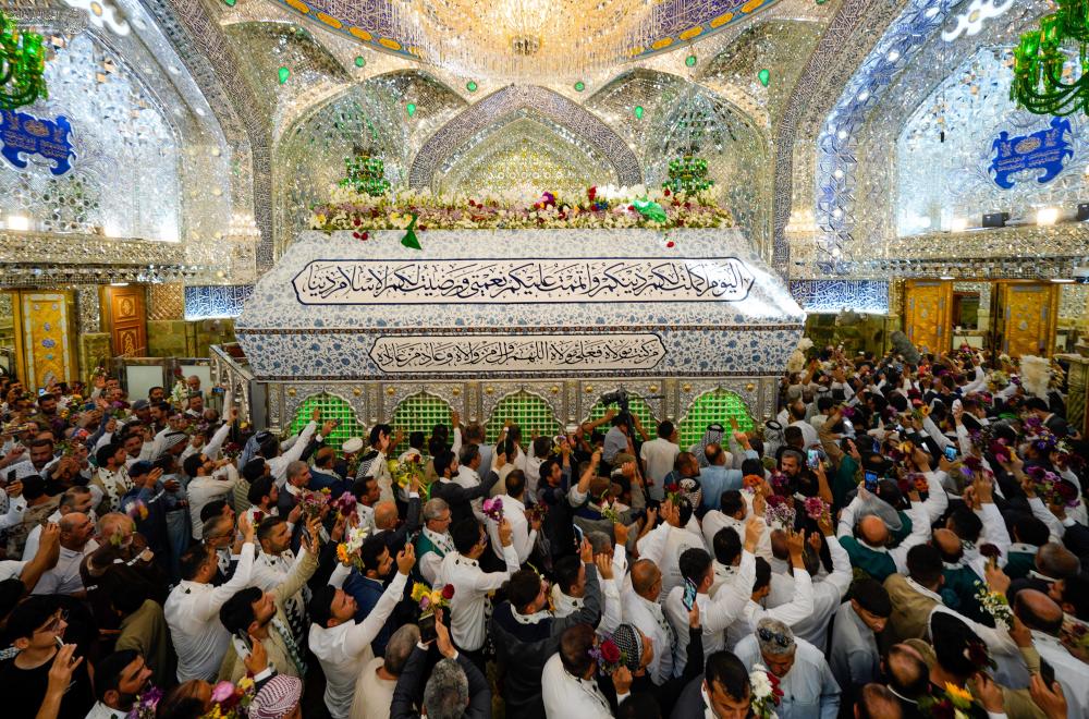 خَدَمُ العتبة العلويّة المقدّسة يُجدّدون الولاء أمام سيّد بيعة الغدير الأغرّ (ع) داخل الصحن الشريف