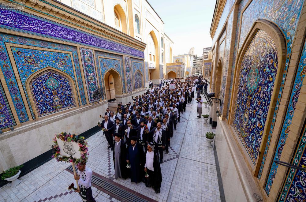 خَدَمُ العتبة العلويّة المقدّسة يُجدّدون الولاء أمام سيّد بيعة الغدير الأغرّ (ع) داخل الصحن الشريف