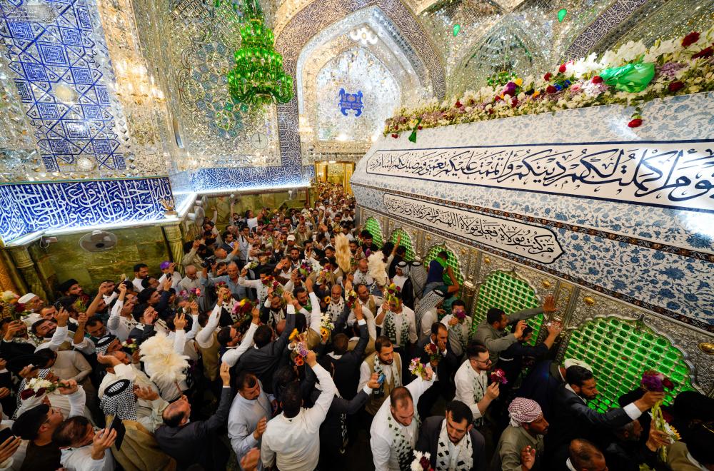 خَدَمُ العتبة العلويّة المقدّسة يُجدّدون الولاء أمام سيّد بيعة الغدير الأغرّ (ع) داخل الصحن الشريف