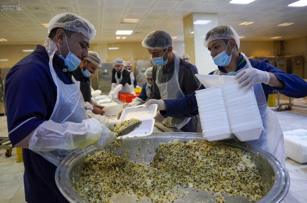 العتبة العلويّة المقدّسة تفتتح أولى مواقع الضيافة وتوزّع آلاف الوجبات لزوّار الأربعين