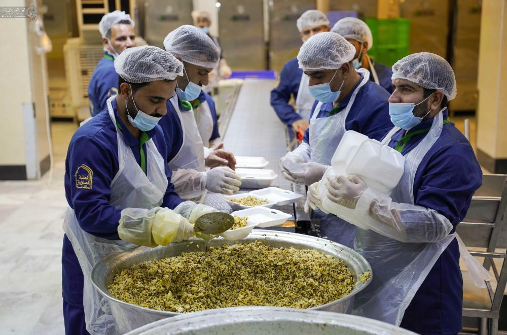 العتبة العلويّة المقدّسة تفتتح أولى مواقع الضيافة وتوزّع آلاف الوجبات لزوّار الأربعين
