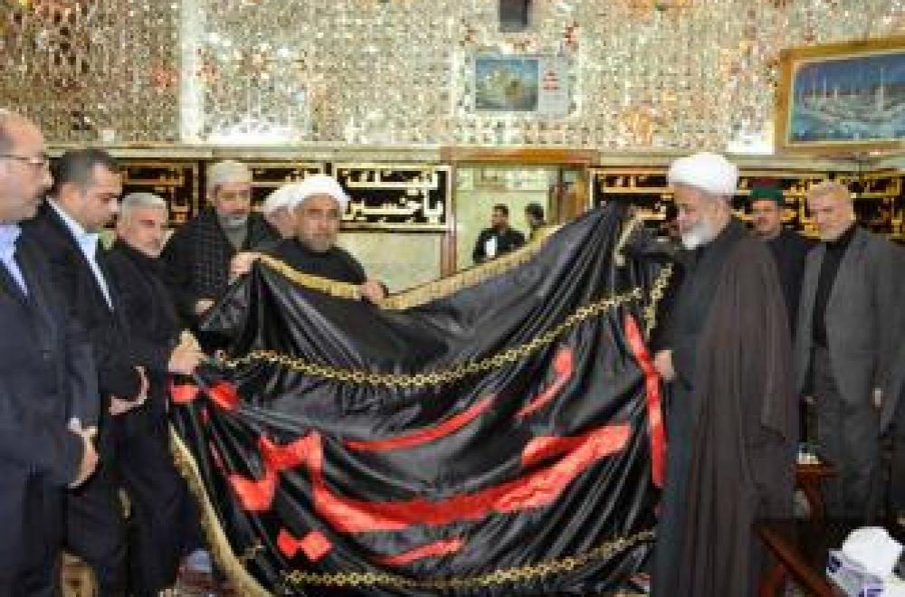 وفد من ولاية تكساس الأمريكية يتسلم راية أمير المؤمنين(عليه السلام)