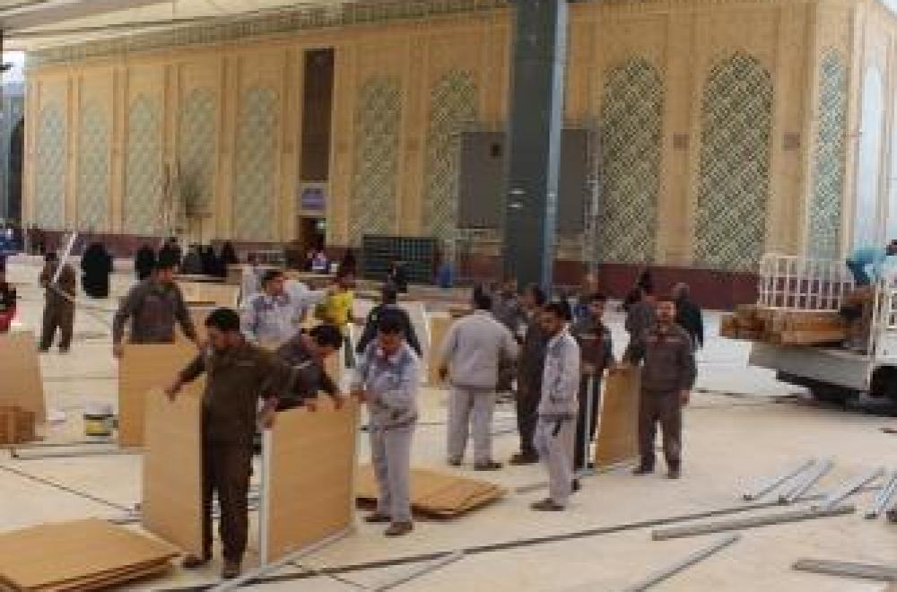 منتسبو قسم الصيانة في العتبة العلوية المقدسة يقومون بتركيب أكثر من 750 قطعة خشبية وحديدية لأجنحة معرض الكتاب الدولي السادس