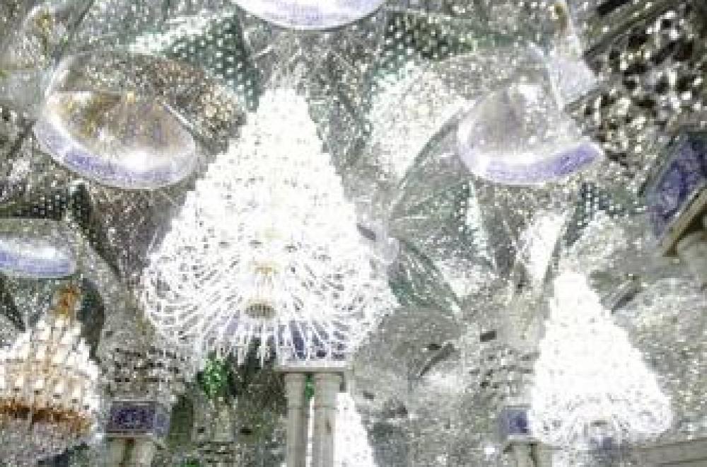 قسم الصيانة الهندسية في العتبة العلوية المقدسة ينفذ حملة واسعة لنصب وصيانة مجموعة من الثريات في أروقة الحرم العلوي المطهر