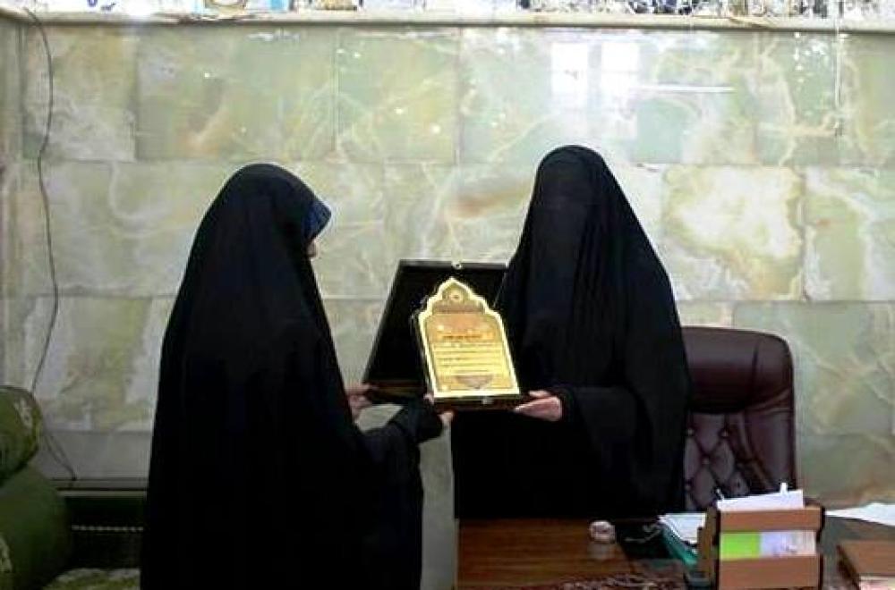 العتبة الحسينية تكرم ادارة القسم النسوي في العتبة العلوية لجهودها في أنجاح أحدى الدورات في جامعة كربلاء