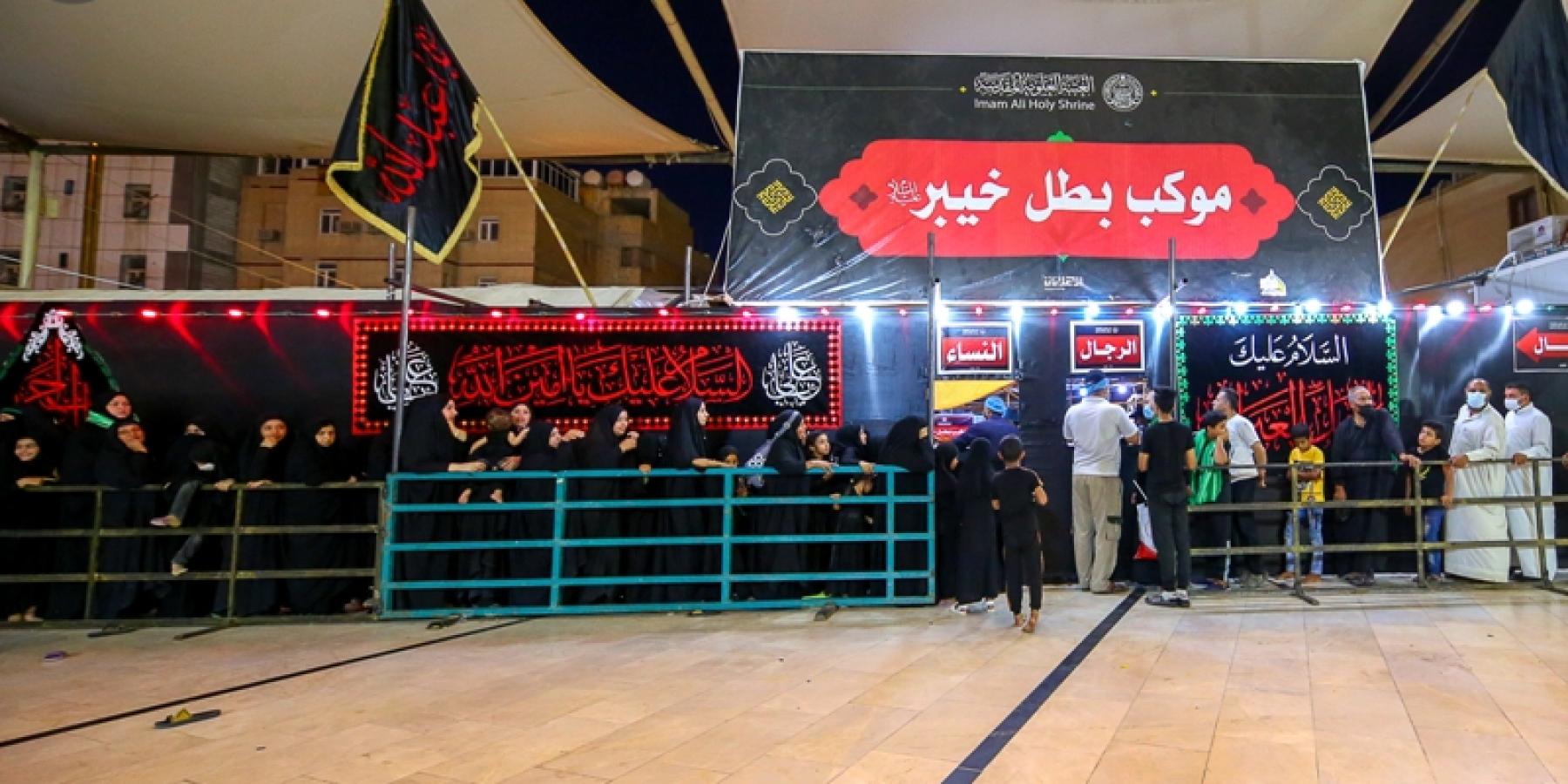 موكب (بطل خيبر) التابع الى العتبة العلوية يباشر بتقديم الخدمات لزائري أربعينية الإمام الحسين (ع)