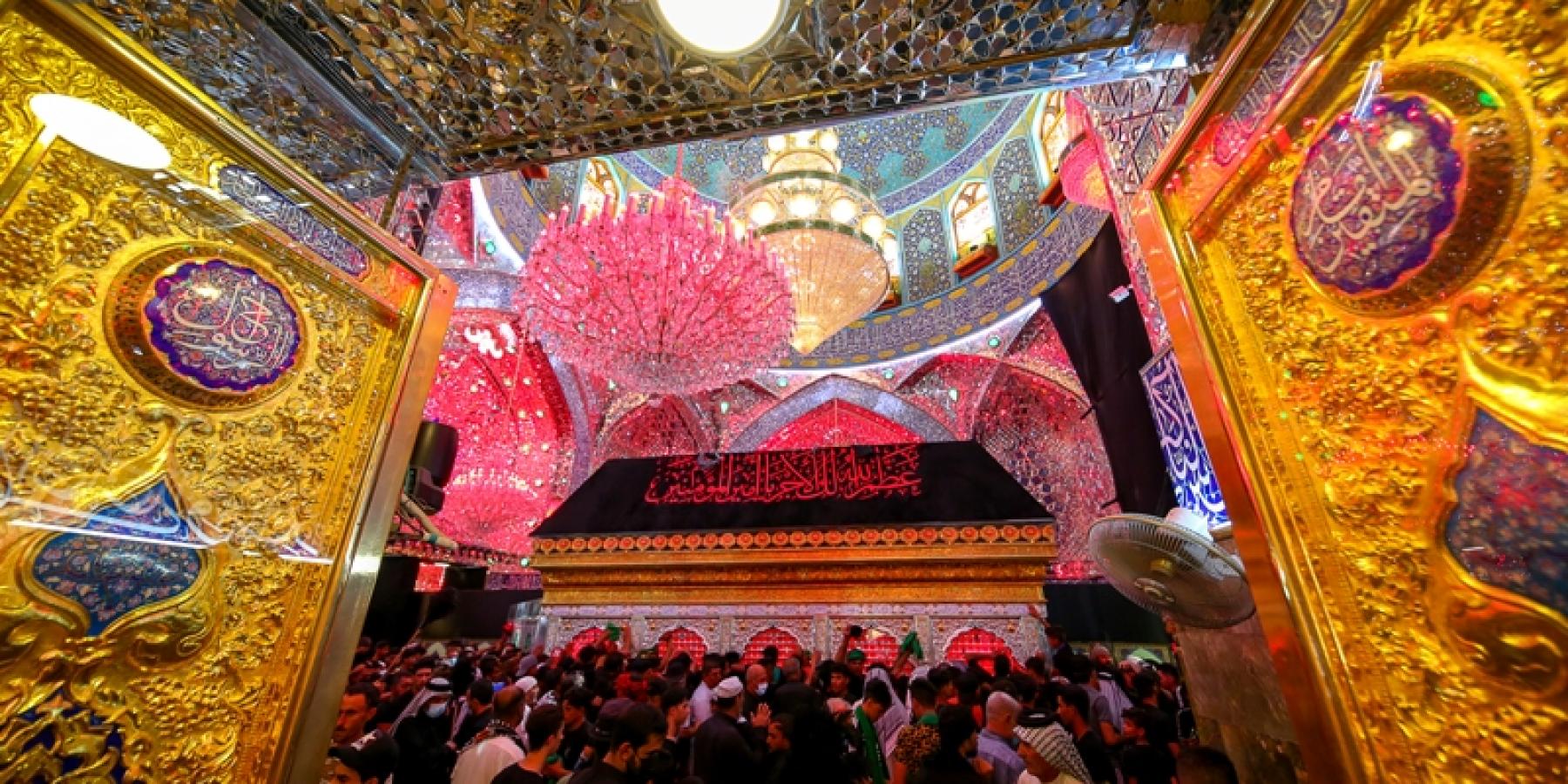 شاهد كيف بدت حركة الزائرين لمرقد أمير المؤمنين(ع) صباح اليوم قبل التوجه الى كربلاء المقدسة سيرا على الأقدام