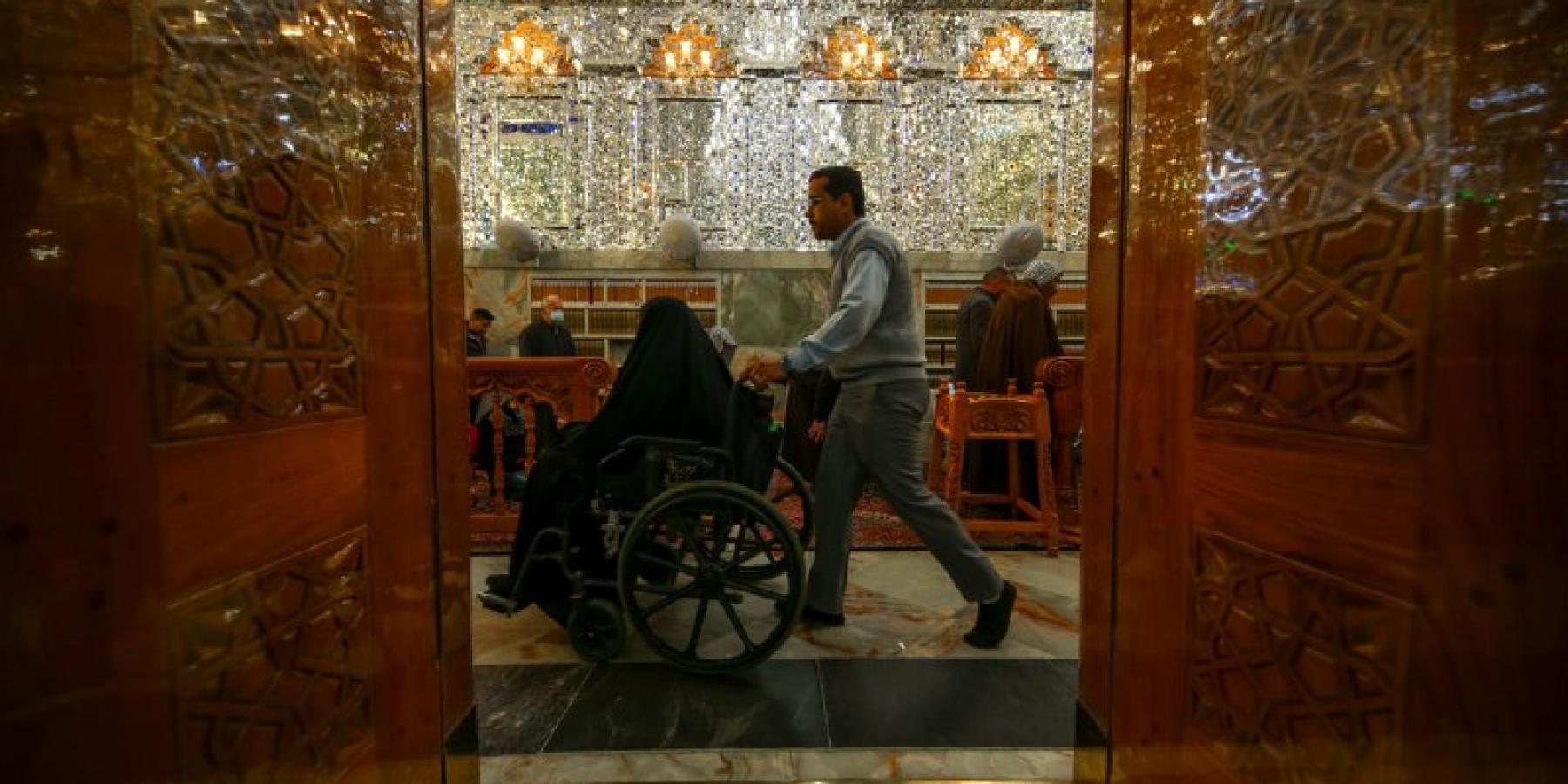 كيف يستقبل منتسبو العتبة العلوية كبار السن والمعاقين لأداء مراسيم زيارة أمير المؤمنين(عليه السلام) – صور- 