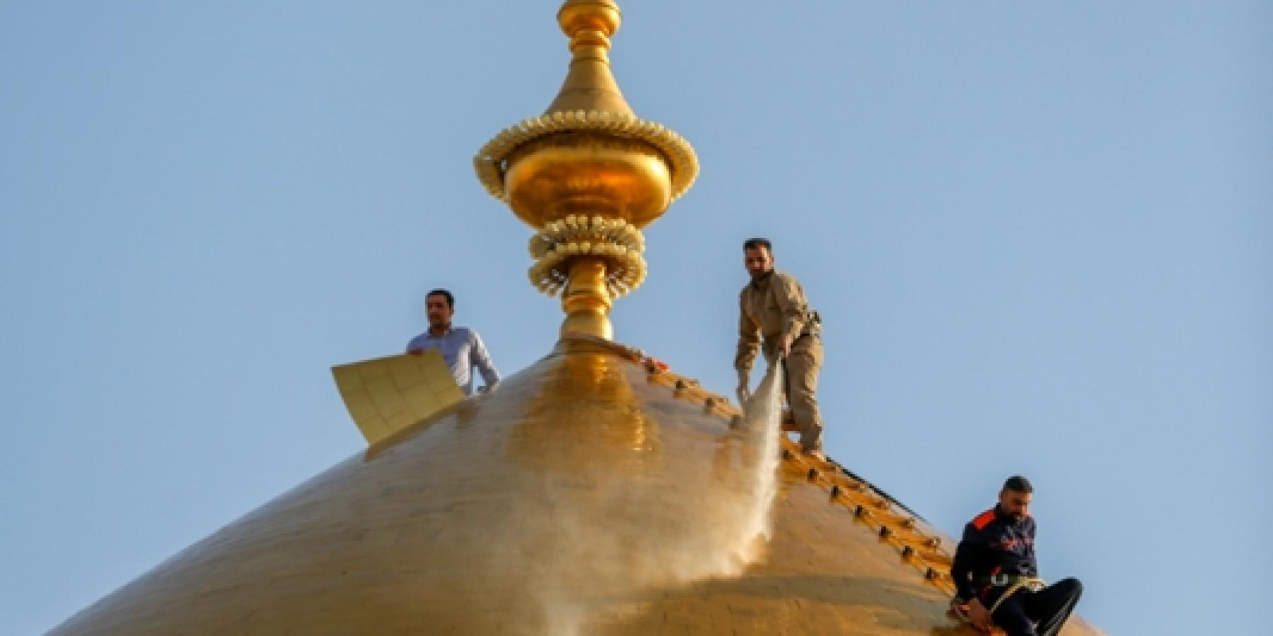 المباشرة بغسل القبة الشريفة لمرقد أمير المؤمنين(عليه السلام) استعدادا لشهر رمضان الكريم – صور -