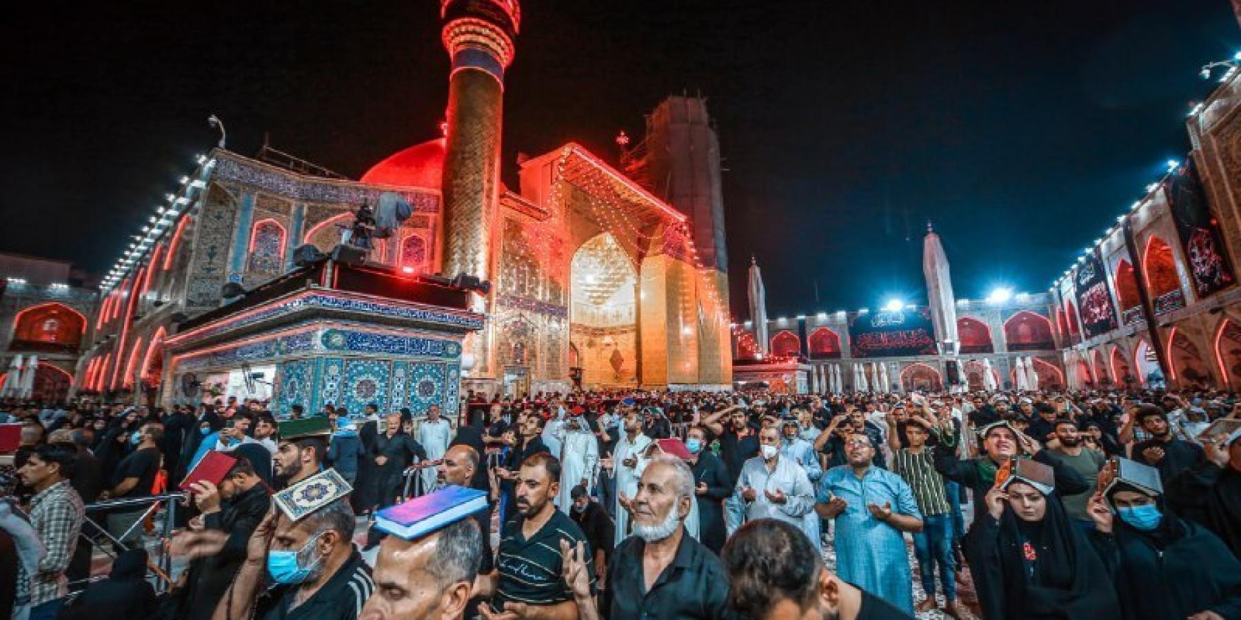 المؤمنون يؤدون مراسيم ليلة القدر الثانية ويقدمون العزاء باستشهاد أمير المؤمنين(عليه السلام)- صور- 