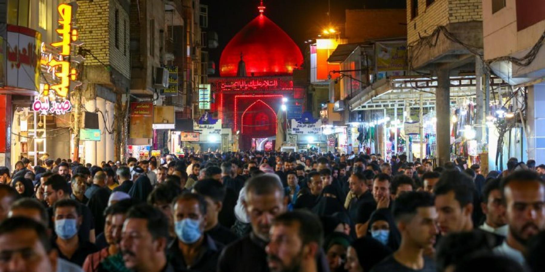 شاهد أجواء الزيارة وحركة المواكب من جوار مرقد أمير المؤمنين ع في ليلة القدر وحتى ساعات الصباح الأولى  