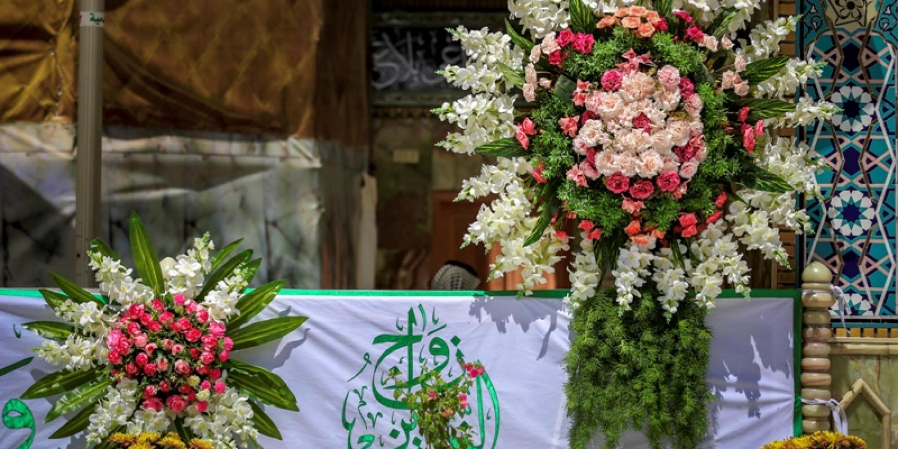 العتبة العلوية المقدسة تحتفل بنشر مظاهر الفرح والزينة ابتهاجا بزواج النورين أمير المؤمنين والسيدة فاطمة الزهراء(عليهما السلام)