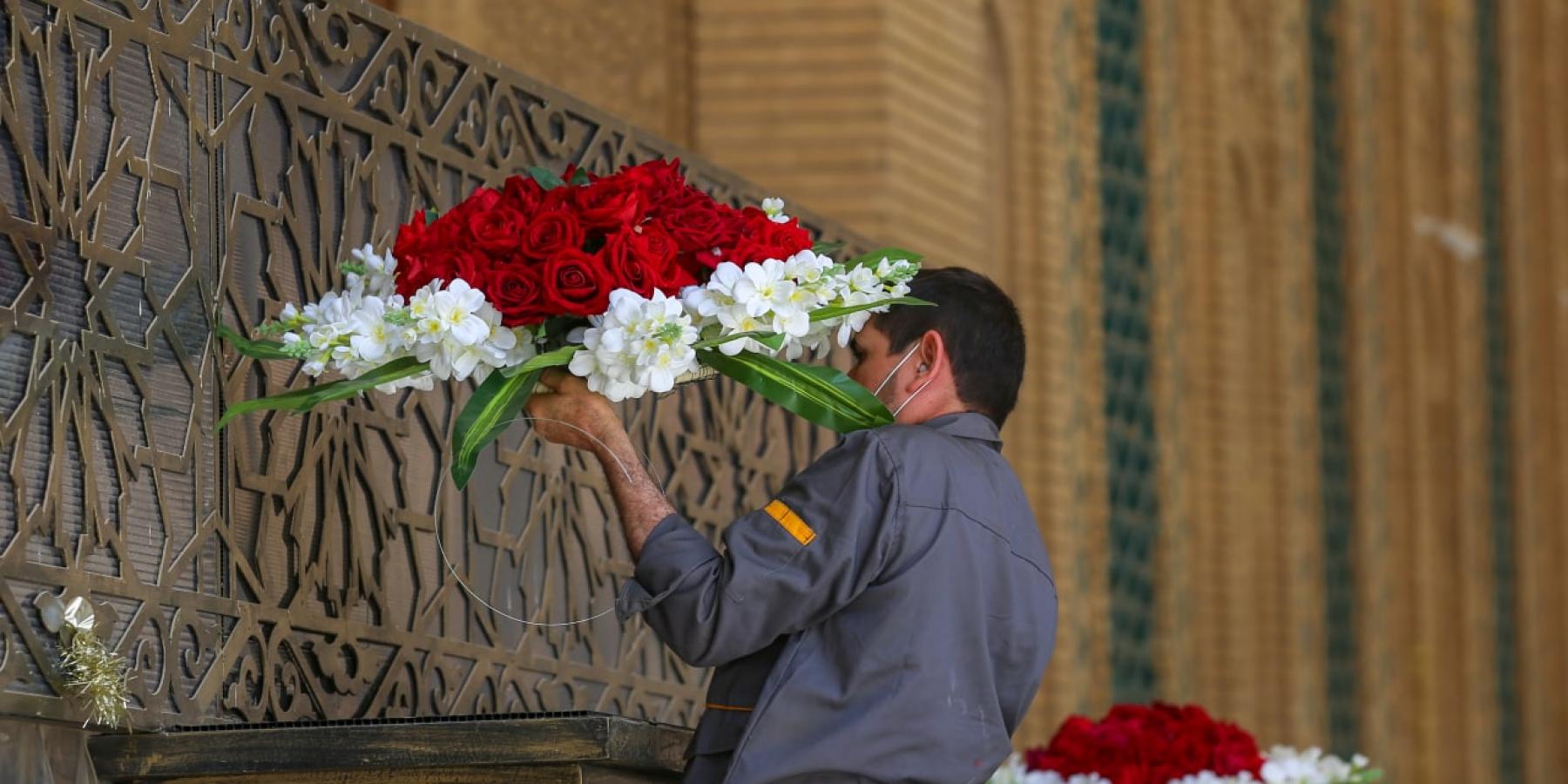 العتبة العلوية المقدسة ... نشر باقات الورود ضمن الاستعدادات الجارية للاحتفال بعيد الغدير الأغر