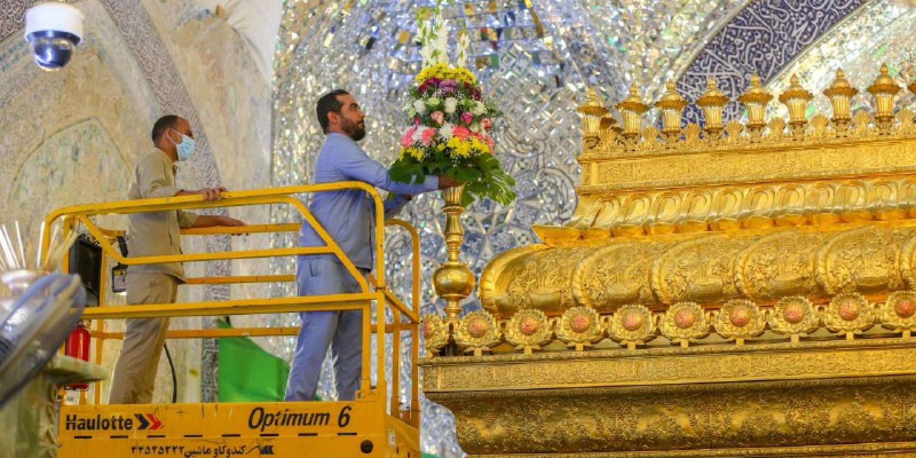 أكاليل الورود الطبيعية تحتضن الشباك الطاهر لمرقد المولى أمير المؤمنين (عليه السلام) استعدادا للاحتفال بعيد الغدير الأغر – صور -