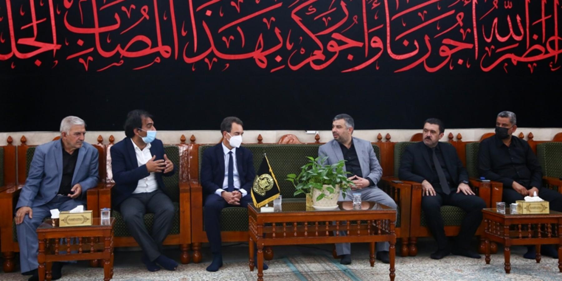 السفير الفرنسي في العراق يبدي انبهاره لمشاهدته المعالم التاريخية والأثرية في رحاب مرقد أمير المؤمنين (ع)