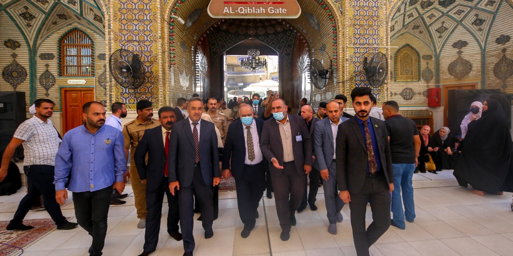 السفير الجزائري في العراق يتشرف بزيارة مرقد أمير المؤمنين (عليه السلام)