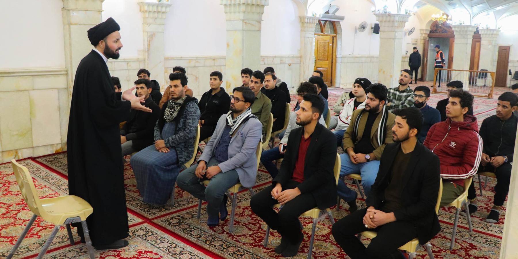 قسم الشؤون الدينية في العتبة العلوية يستضيف جمعا من شباب محافظة البصرة