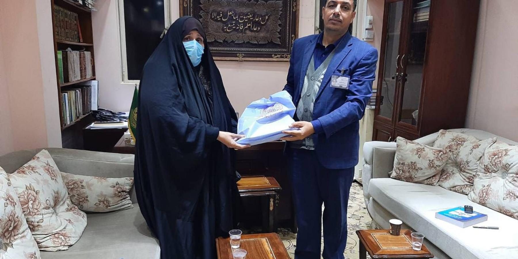 كاتبة عراقية تهدي مؤلفاتها الى مكتبة الروضة الحيدرية المطهرة