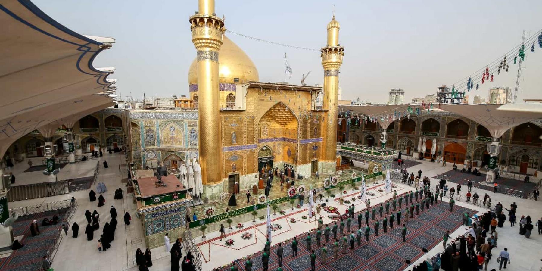 العتبة العلوية المقدسة تحتفي بمولد ريحانة رسول الله (ص) خلال الزيارة الصباحية بتوزيع الورود ونشر معالم الزينة