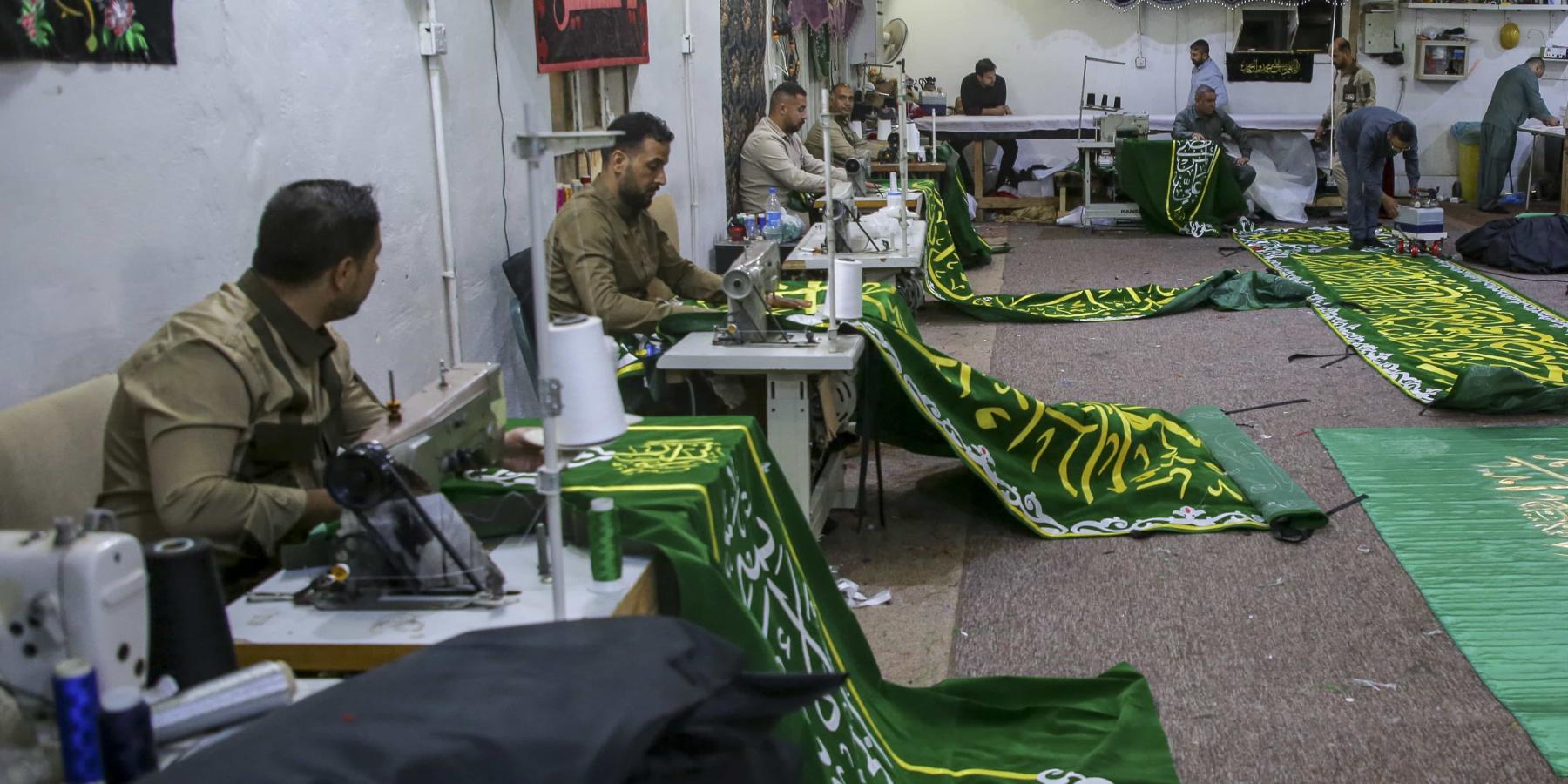 اللافتات الخضراء الخاصة بعيد الغدير الأغر تعكس ولاء منسوبي العتبة العلوية المقدسة لأمير المؤمنين(ع)