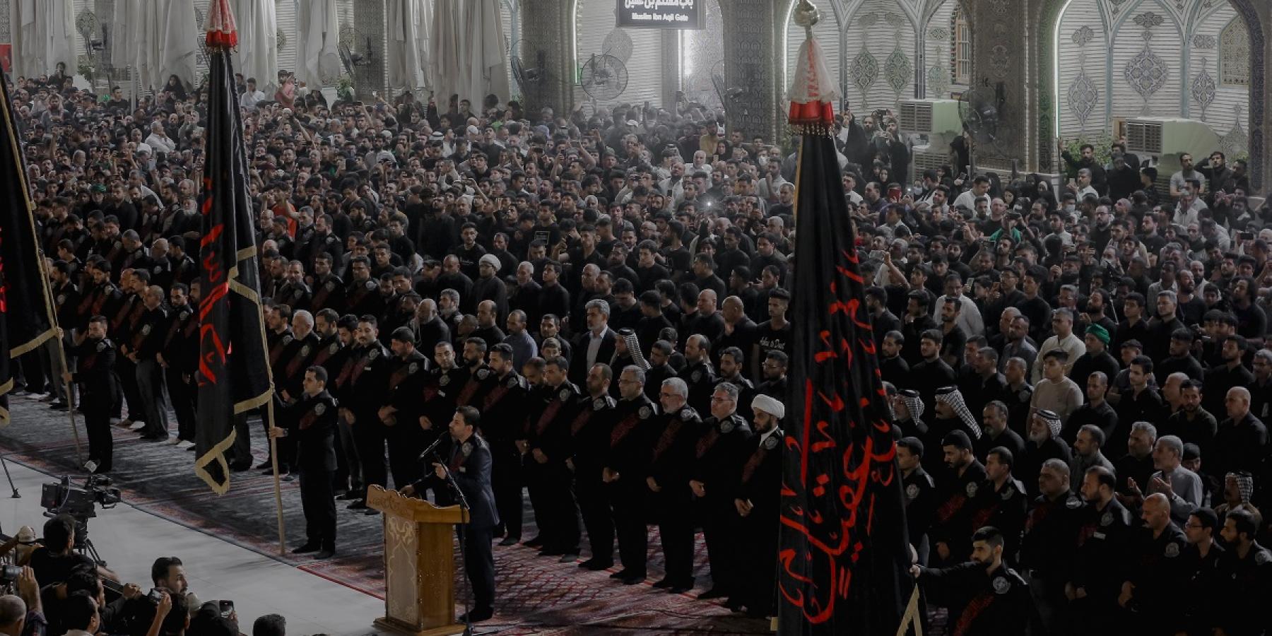 وسط حضور كبير..العتبة العلوية المقدسة تقيم مراسم رفع راية عاشوراء في الصحن الحيدري المطهر 