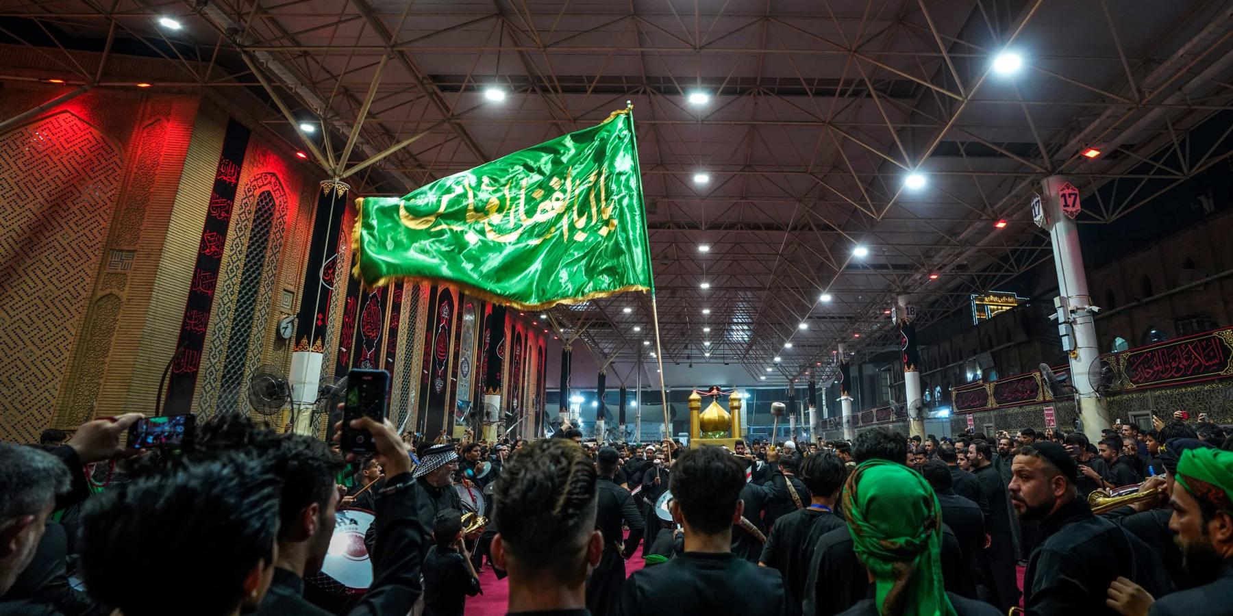 ماتزال المواكب الحسينية تتوافد على حرم أمير المؤمنين(ع) لتعزيته بمصاب الحسين(ع)