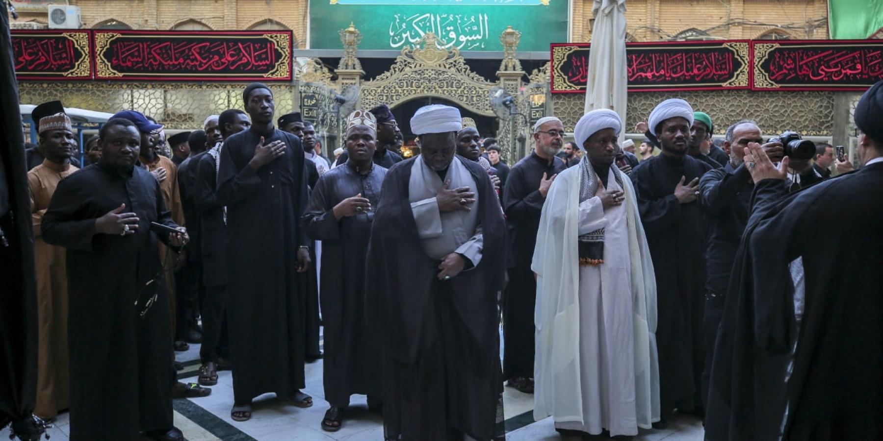 موكب مركز الدراسات الأفريقية في العتبة العباسية المقدسة يقدم العزاء للمولى أمير المؤمنين (عليه السلام) 