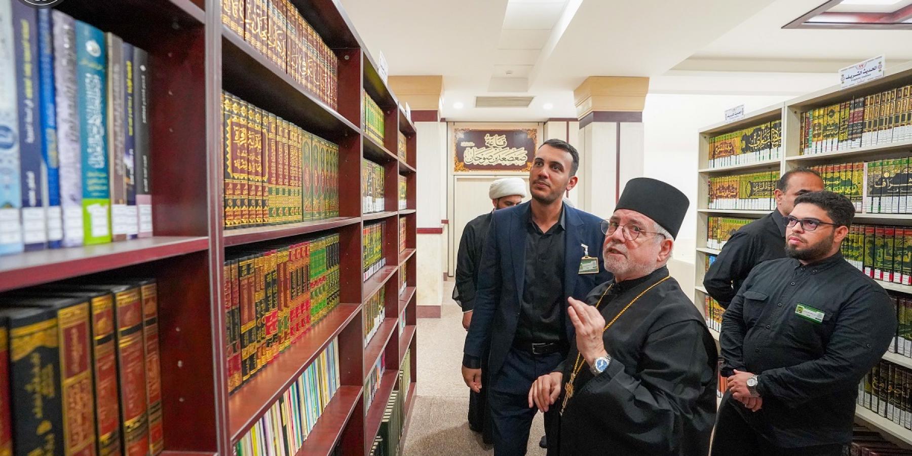 ممثل المسيح الأرثوذكس في إسبانيا والبرتغال يبدي إعجابه بما تضمُّه مكتبة الروضة الحيدرية المطهرة