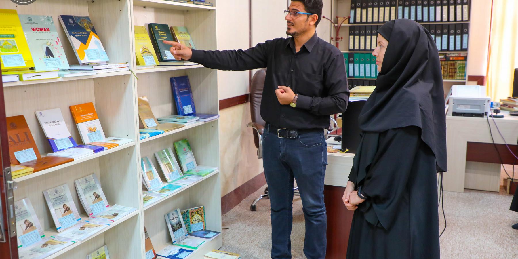 زائرة رومانية تزور وحدة الترجمة في العتبة العلوية المقدسة