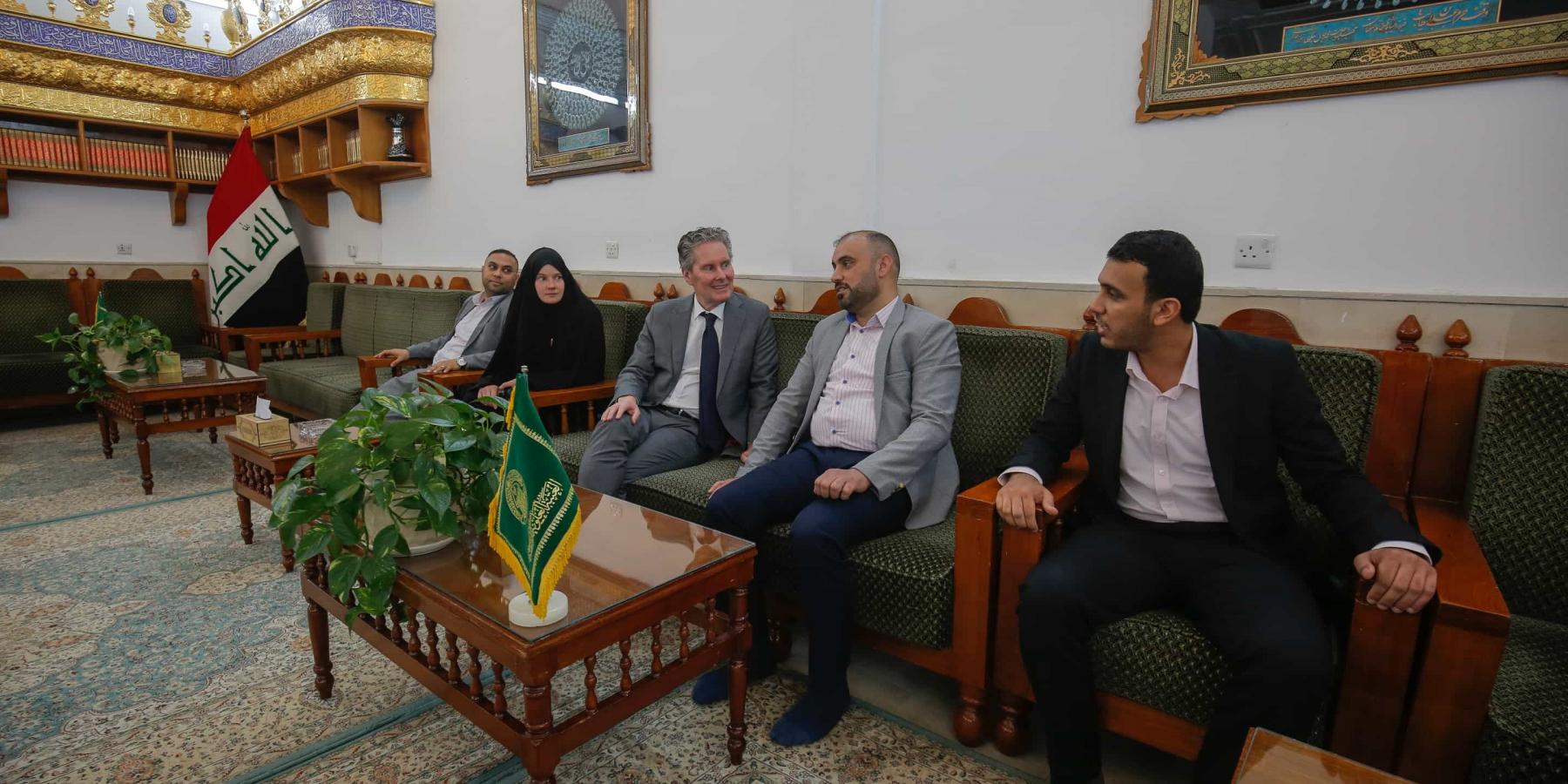 السفير الهولندي في العراق يتشرف بزيارته مرقد أمير المؤمنين(عليه السلام) 