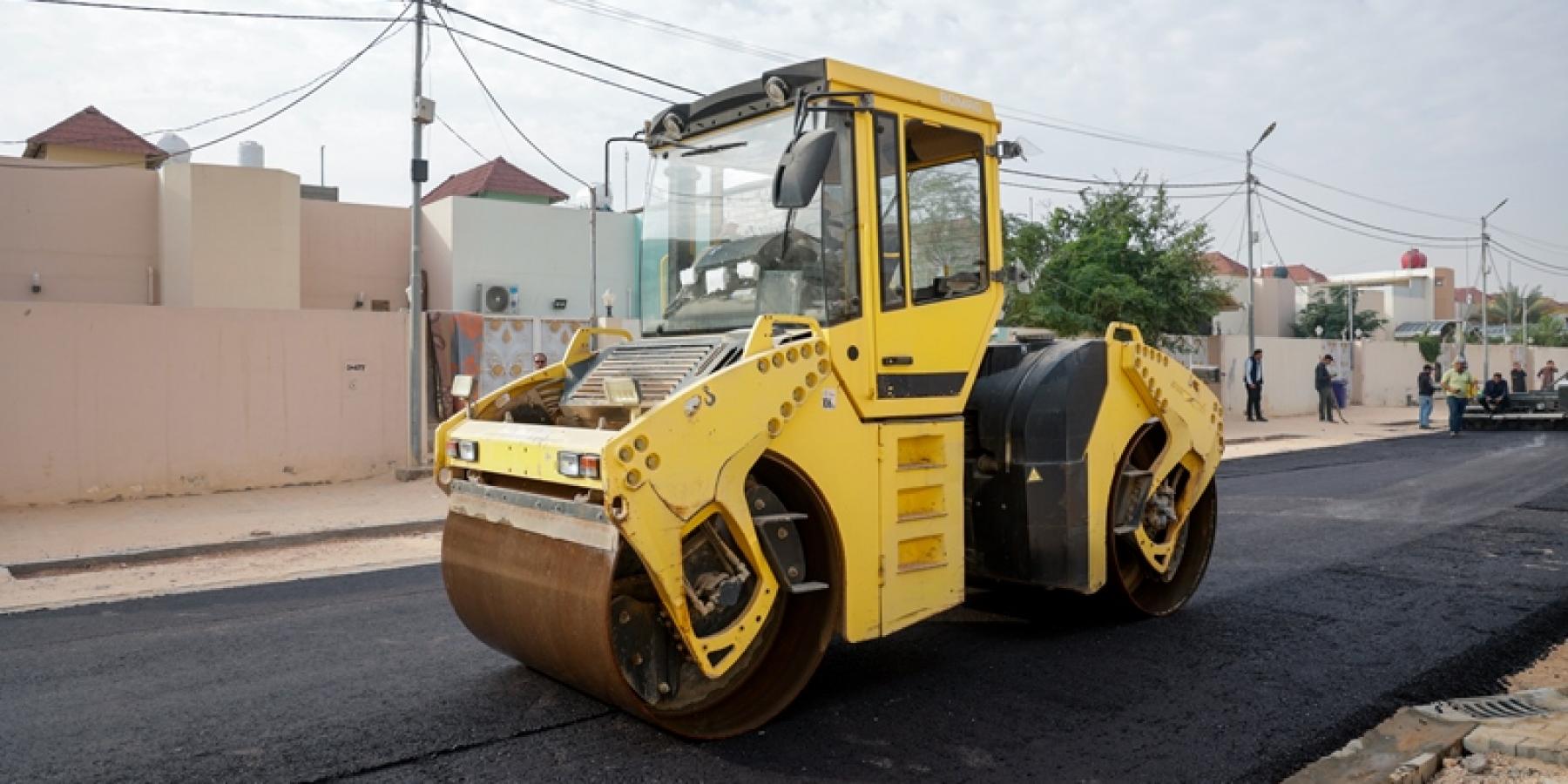 قسم الشؤون الهندسية يعبد شوارع مجمع قنبر السكني